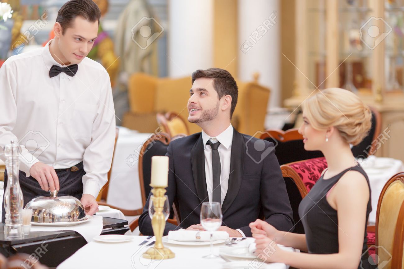 May đồng phục nhân viên bồi bàn: nên khác nhau hay giống nhau giữa nam và nữ?