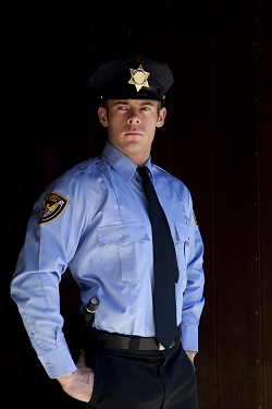 Bí mật đằng sau bộ đồng phục xanh dương của nhân viên bảo vệ